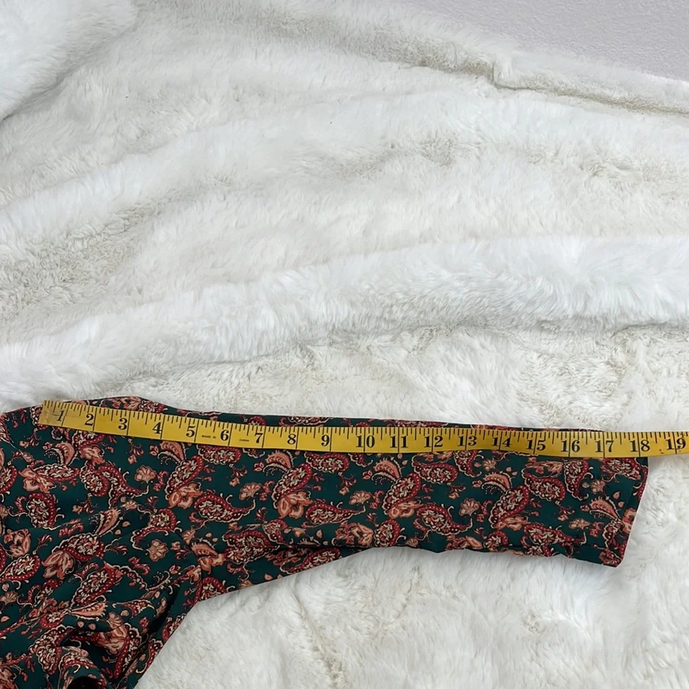 Beautiful cropped floral top peace floral top Forever21 S cropped floral top